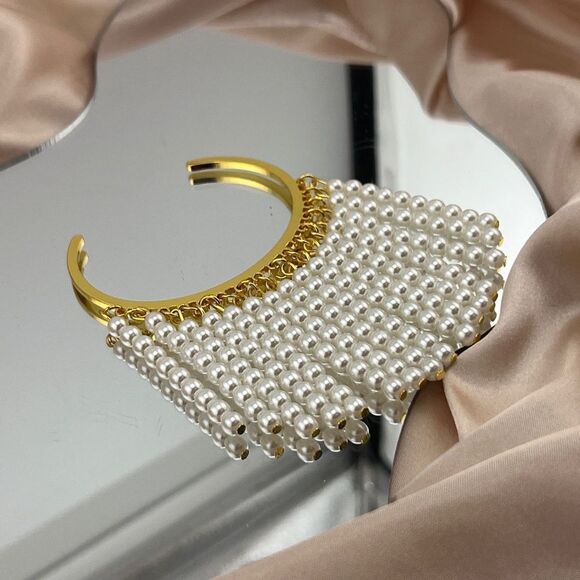 Luxurious Golden Pearl Fringe Bracelet - Picture 3 of 8